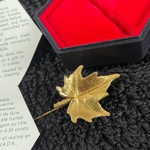 Pin, Vintage Collector REAL MapleLeaf
Sterling Silver coated/encrusted 24kt gold